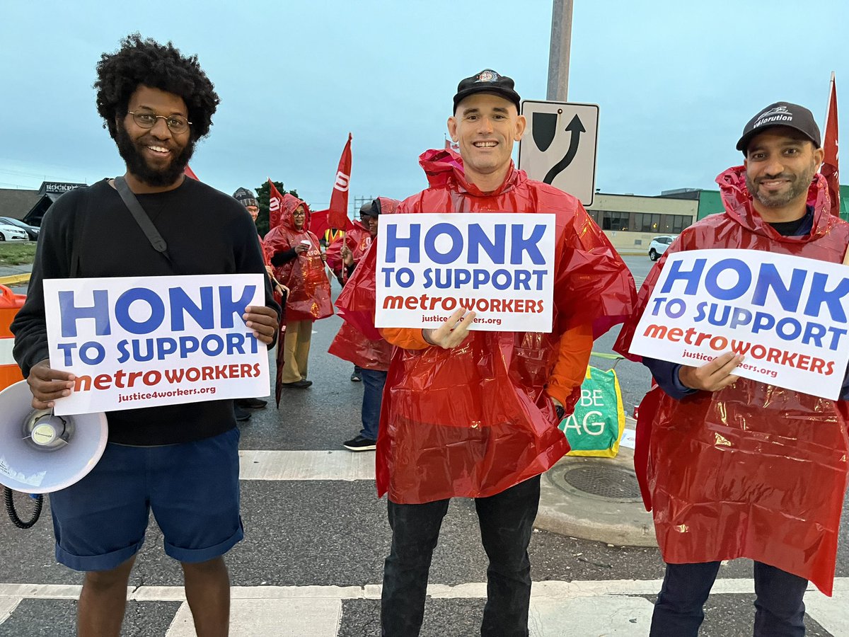 EllaBedard's tweet photo. Striking metro workers set up an indefinite picketline @ Metro warehouse (5559 Dundas St. West). The good vibes this morning were infectious! So inspiring to see workers from different stores mingling & recognizing their collective power 💥 #SupportMetroWorkers #Justice4Workers https://t.co/FHfjSMPqDa