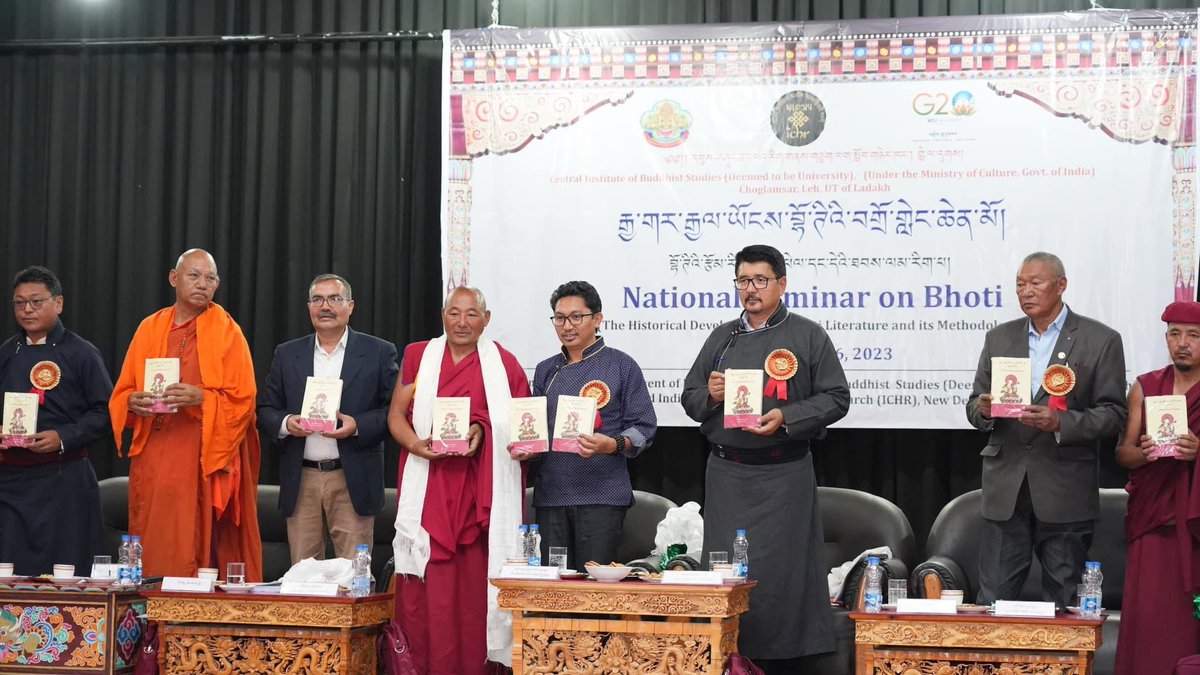 NorthIndiaTimes's tweet photo. 3-Day National Seminar on #Bhoti language commenced at #CIBS Leh.   

CEC, MP, ECs along with various other dignitaries and scholars attended the inaugural session today. 

@tashi_gyalson @jtnladakh @Angchuk5 @yakzee_tashi https://t.co/DTELap6Ot7