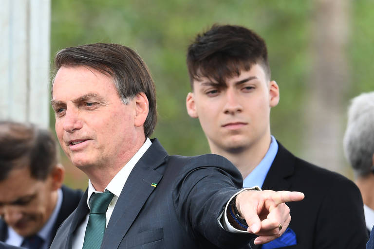 Polícia faz busca por indício de crime na casa de Jair Renan e encontra sobrenome Bolsonaro