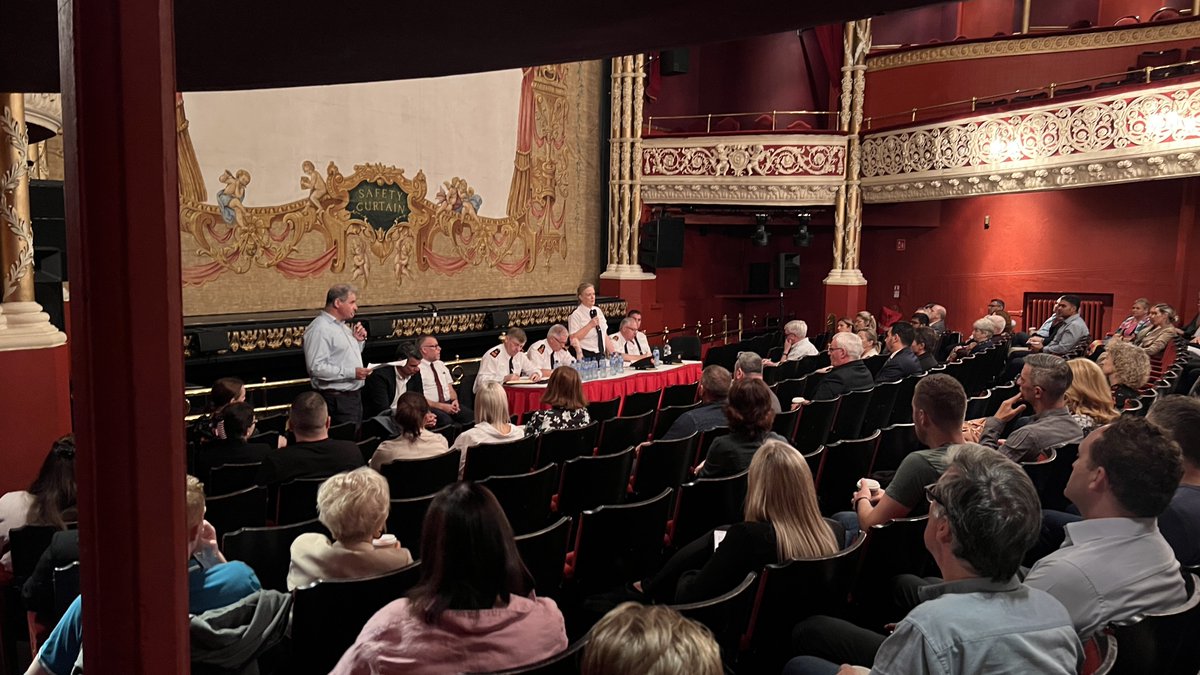 weareDublinTown's tweet photo. 1/3 Yesterday DublinTown organised a meeting for our members with Senior Gardai to discuss policing in the city centre. This was one of regular meetings we have with Gardai.  Upwards of 200 DublinTown member businesses attended... https://t.co/CBzyEQ4QE8
