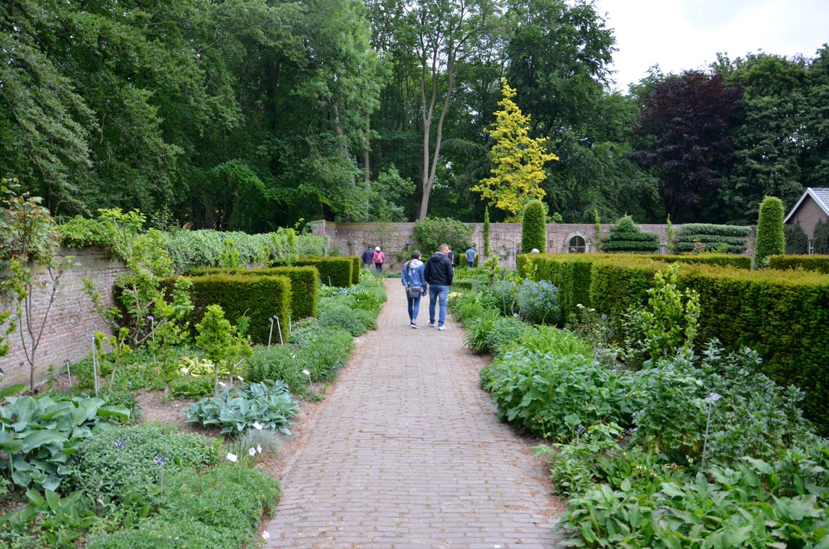 KastelenTuinen's tweet photo. Een #kasteeltuin van een verdwenen #kasteel...Wie weet waar dit is? https://t.co/wAPfhXORkr