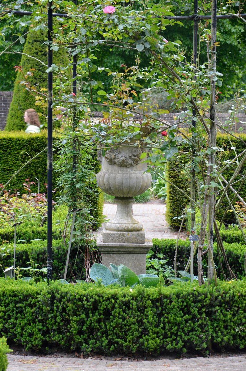 KastelenTuinen's tweet photo. Een #kasteeltuin van een verdwenen #kasteel...Wie weet waar dit is? https://t.co/wAPfhXORkr