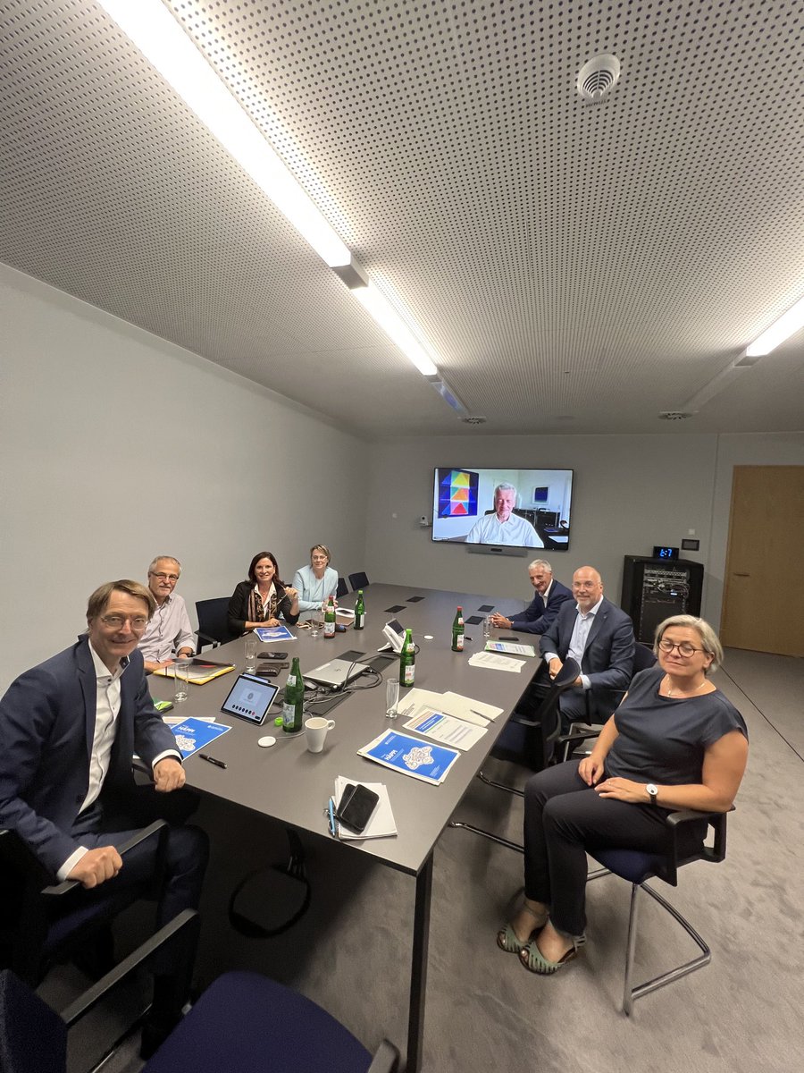 Heute wurden die Ergebnisse von 15 Jahren HausarztZentrierteVersorgung HZV vom Hausärzteverband und der AOK Baden-Württemberg vorgetragen. Weniger Amputationen und Herzinfarkte bei Diabetikern, bessere Versorgung von Herzpatienten. Alles sehr beeindruckend. Ein Modell für ganz 🇩🇪