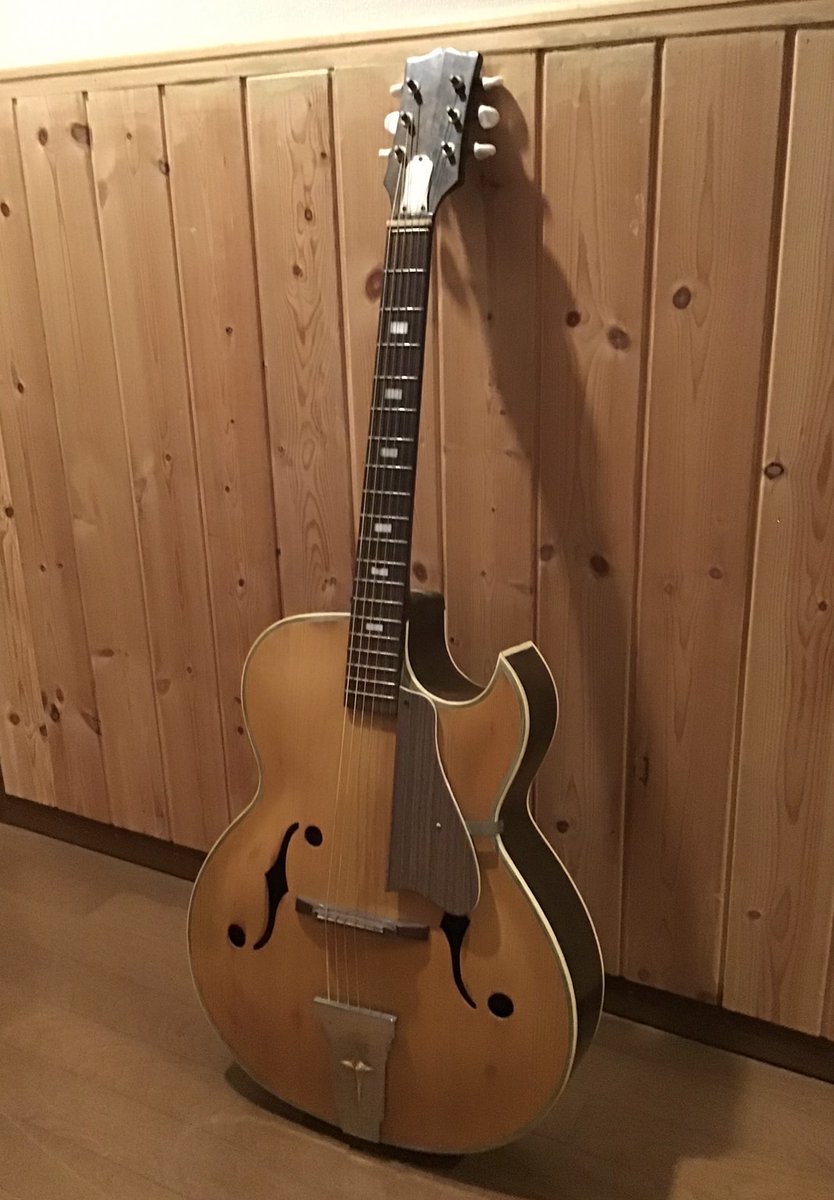 MMRRecords1's tweet image. 個人経営のリサイクル・ショップで埃だらけで販売されていたCalace（カラーチェ）の No.1401というピックギターを入手。
ネットでもあまり情報がないので詳細はよくわからないが1960年代の鈴木ギター製のようだ。オール合板の廉価ギターと思われるが中々味があるルックスだ。
＃Calace　＃ピックギター