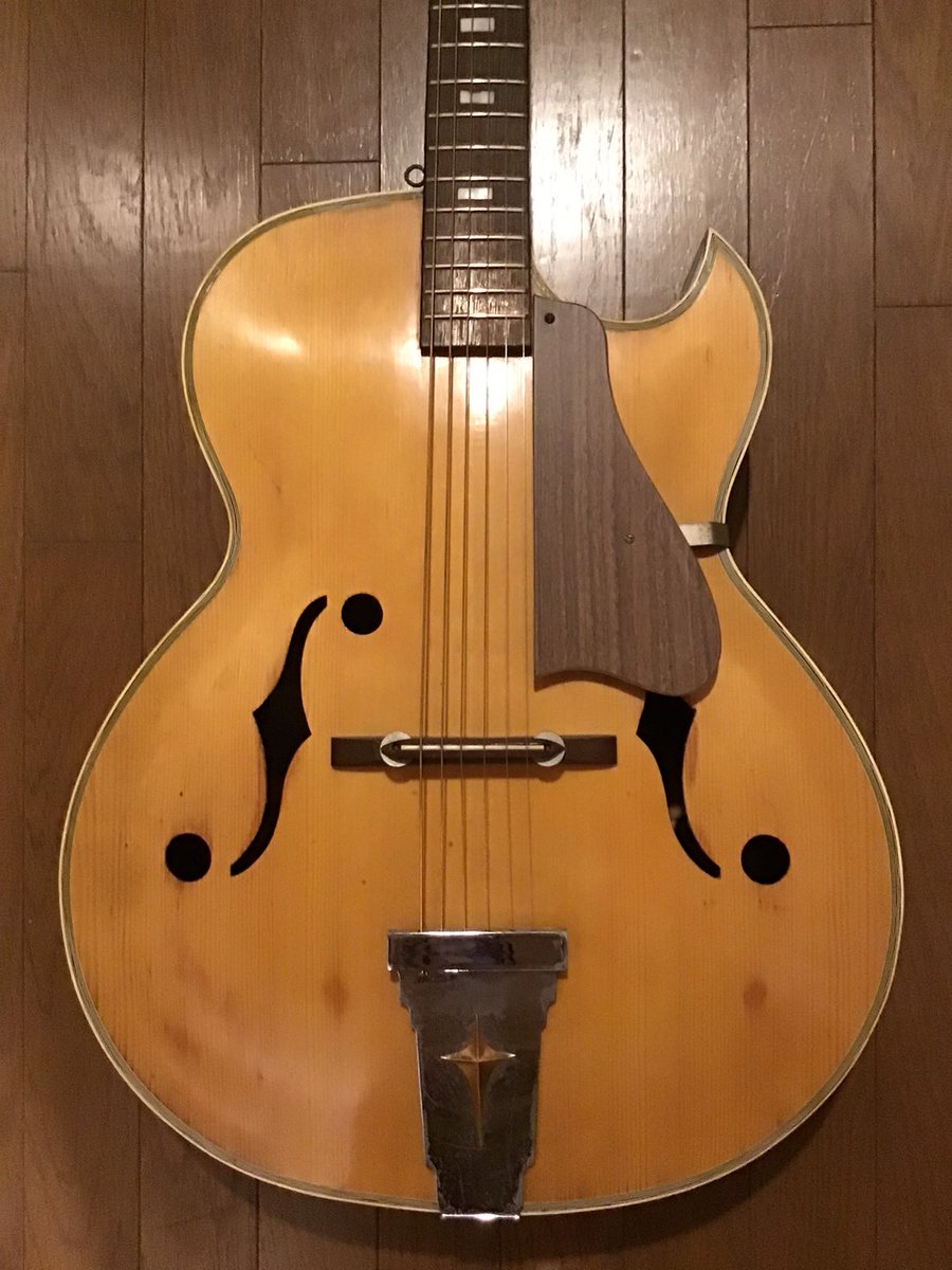 MMRRecords1's tweet image. 個人経営のリサイクル・ショップで埃だらけで販売されていたCalace（カラーチェ）の No.1401というピックギターを入手。
ネットでもあまり情報がないので詳細はよくわからないが1960年代の鈴木ギター製のようだ。オール合板の廉価ギターと思われるが中々味があるルックスだ。
＃Calace　＃ピックギター