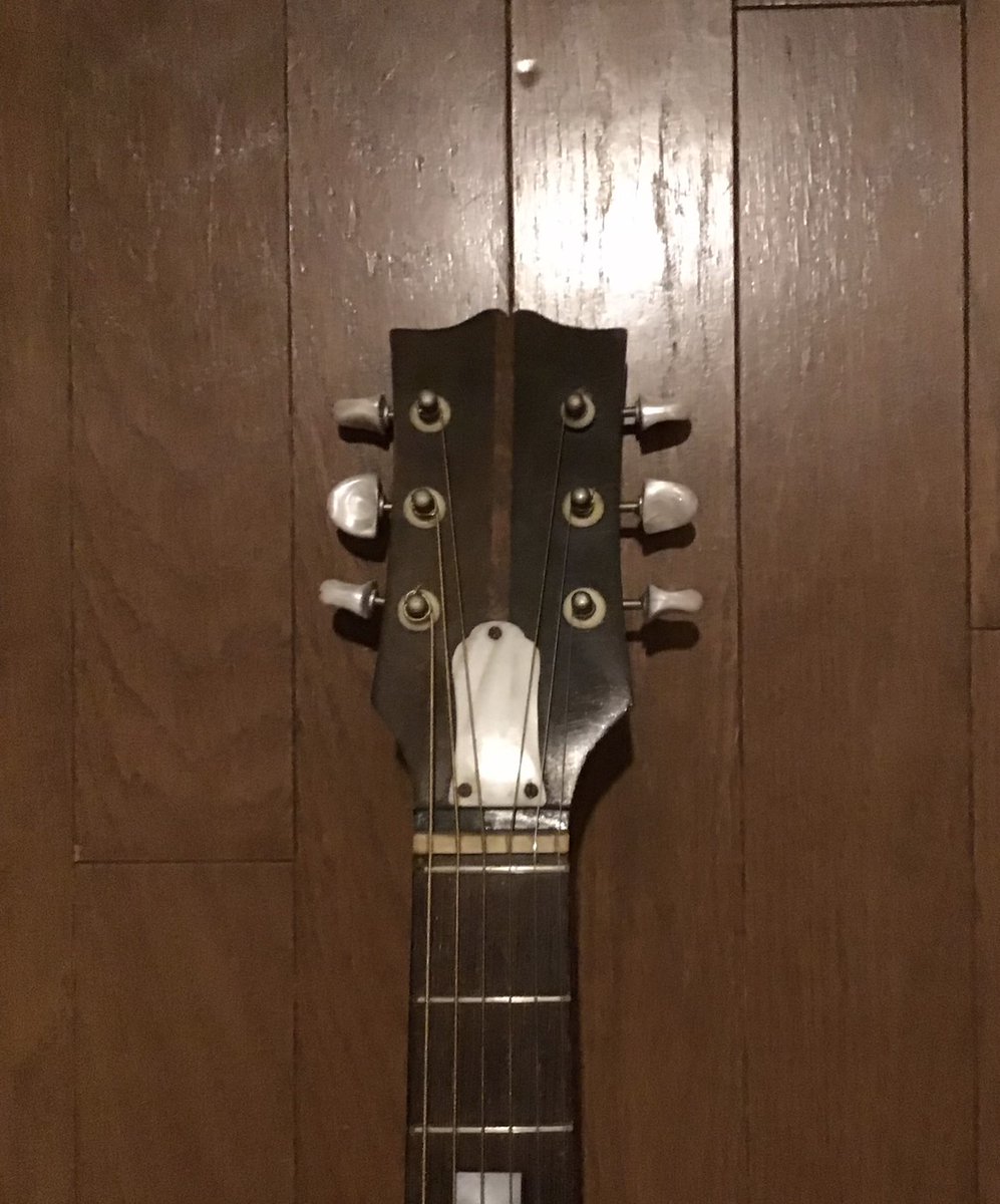 MMRRecords1's tweet image. 個人経営のリサイクル・ショップで埃だらけで販売されていたCalace（カラーチェ）の No.1401というピックギターを入手。
ネットでもあまり情報がないので詳細はよくわからないが1960年代の鈴木ギター製のようだ。オール合板の廉価ギターと思われるが中々味があるルックスだ。
＃Calace　＃ピックギター