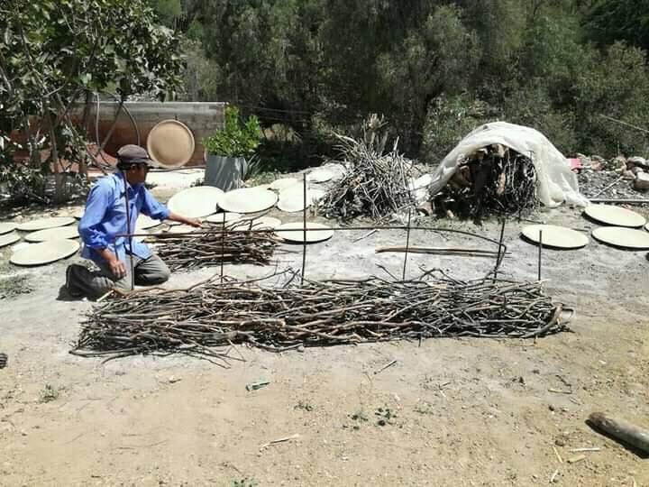 nvinoticiasoax's tweet photo. #Artesanías | ¿Alguna vez te has preguntado cómo se elaboran los famosos #comales?
Aquí te dejamos un vistazo del proceso artesanal seguido hace años por manos #oaxaqueñas para crear este único y especial utensilio de cocina que no puede faltar en ninguna de nuestras cocinas. https://t.co/TKd1E0w9D4