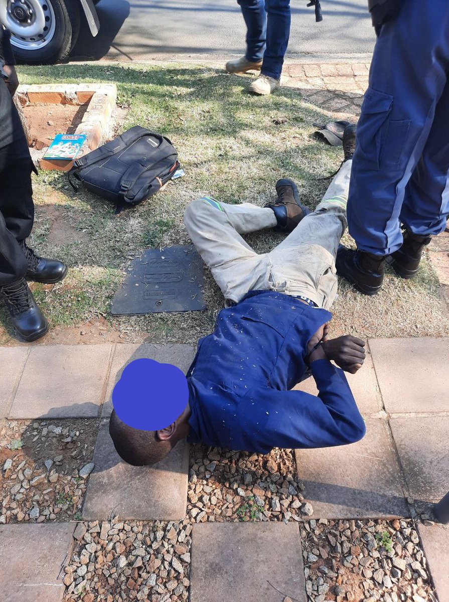 _ArriveAlive's tweet photo. House robber arrested by SCP Security in Fairland  https://t.co/erQciECicM

#ArriveAlive #RobberySuspect #SuburbanControlCentre https://t.co/bOhBgZMgPZ