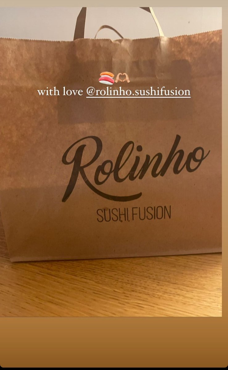 francaruberto56's tweet photo. Le bellissime sorelle è il loro amato SUSHI 🍣 da #rolinho.sushifusion mi auguro di aver gustato il vostro late lunch😋😋😋😋❤️😺💓🦋 https://t.co/vPVGnLyUUz