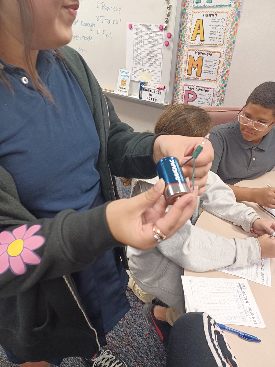fieldkarenlynn's tweet photo. Ms. Hubbard's 5th grade science stations are in full effect @KlentzmanTigers!
#ClassifyingMatter https://t.co/A8L1NPnXpT