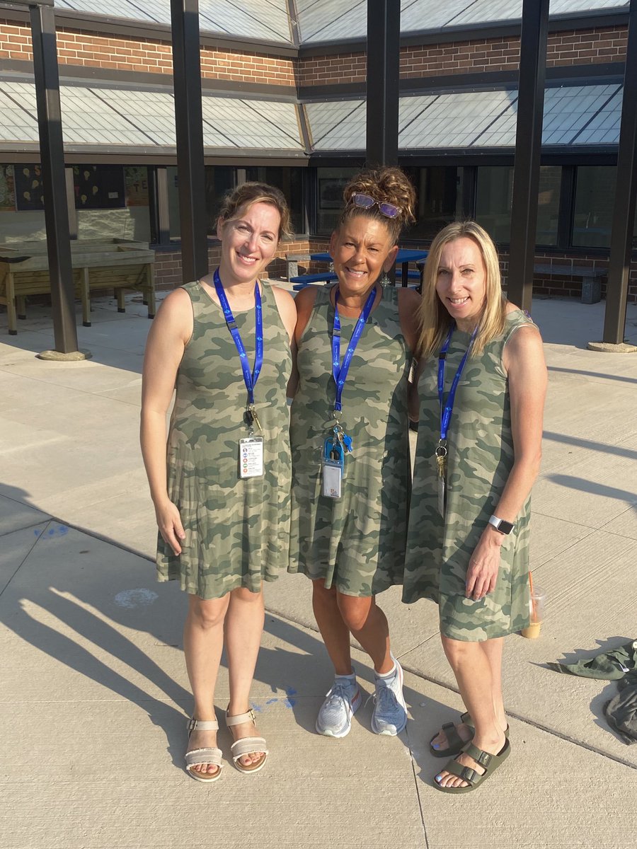 It’s Green Day and triplet day! ⁦<a href="/SAHedstrom/">Liz Hedstrom</a>⁩ ⁦<a href="/AMasterson23/">Mrs. Masterson</a>⁩