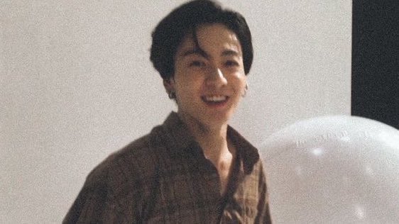 ysuzkis's tweet photo. #taekookau where tired office worker Jungkook comes home to his idol boyfriend Taehyung waiting for him—

said idol boyfriend having booked a spontaneous flight back to SEOUL from JAPAN just because jungkook texted him.. https://t.co/JIAuiOx2zA