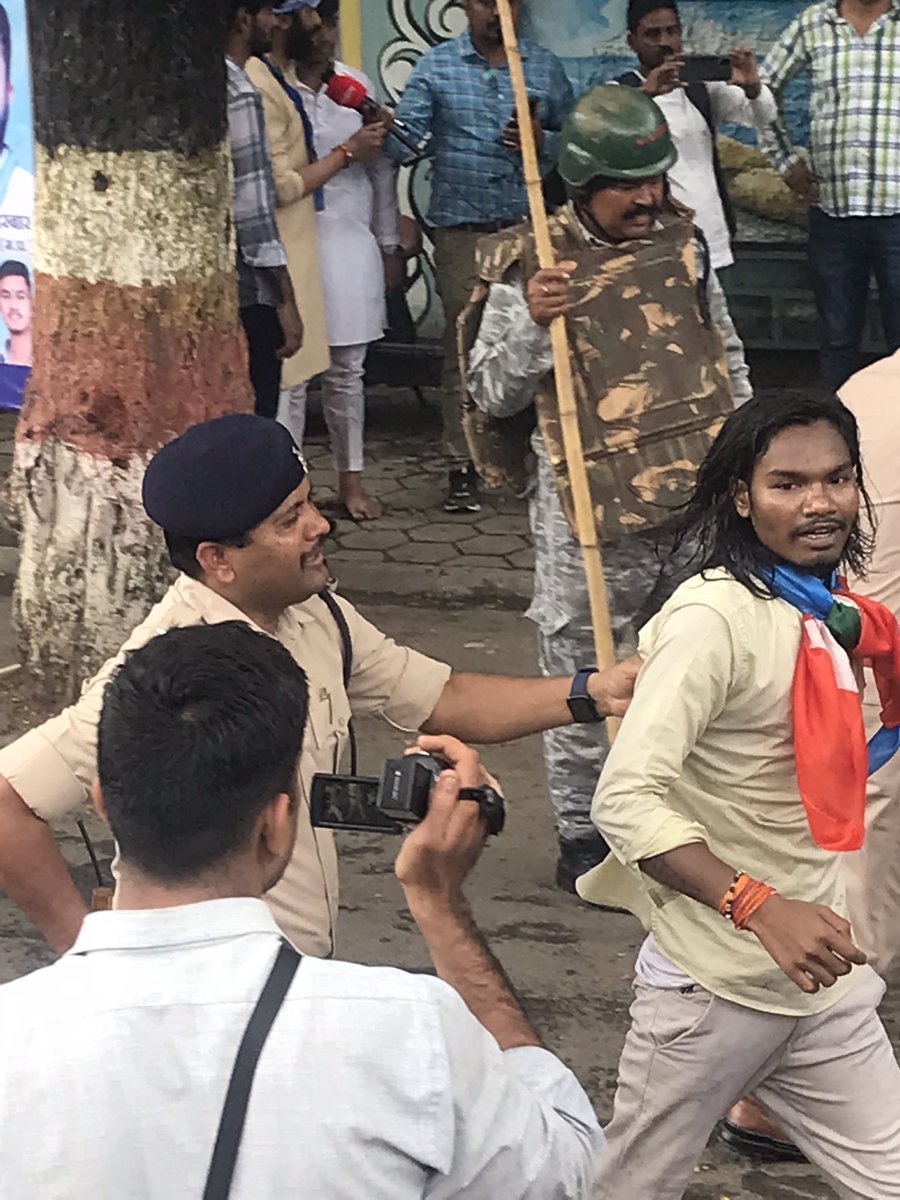 leeladharmarrap's tweet photo. आसमाँ में इंक़लाब लिखा जायेगा याद रखना सब याद रखा जायेगा !
आज इंदौर NSUI द्वारा DAVV विश्वविद्यालय ka घेराव कर गिरफ़्तारी की गयी ! @RahulGandhi @UmangSinghar @OfficeOfKNath @digvijaya_28 @kanhaiyakumar @nsui #nsui #congress https://t.co/BgOcMn2V0S