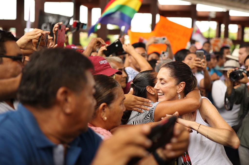 Raza hoy es jueves! Ojalá recibas un abrazo como los que EL PUEBLO le da a <a href="/Claudiashein/">Claudia Sheinbaum Pardo</a>!!! #EsClaudia