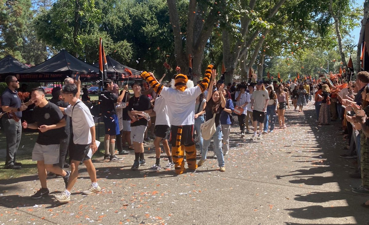 PacificPres's tweet photo. Inspiring #weekofwelcome continues at @UOPacific with New Student Convocation followed by Tiger Roar. #pacificproud https://t.co/b98ToVJTqP