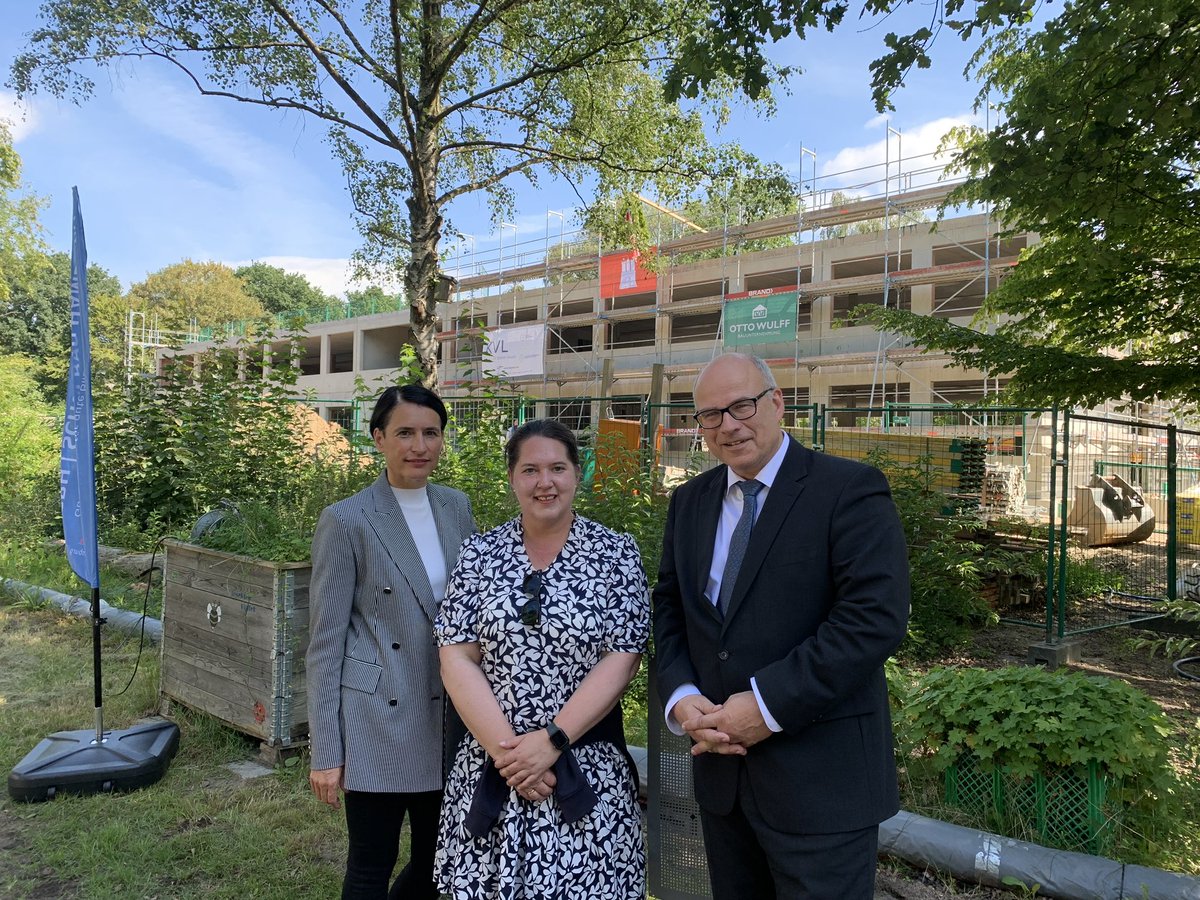 Wir haben heute zusammen mit Schulsenator Rabe <a href="/hh_bsb/">Schulbehörde Hamburg</a> Richtfest gefeiert! Das ZSU erhält als Erste der 2021 von uns übernommenen „schulnahen Immobilien“ einen Neubau. Ab 2024 können hier wieder Themen wie Umwelterziehung und Nachhaltigkeit angemessen vermittelt werden.