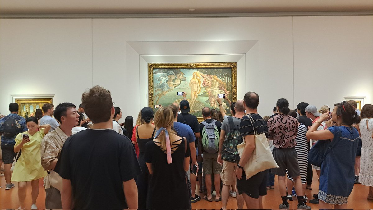 _david_oliva's tweet photo. Segur que els museus han de ser així? Crec que s'han de reinventar. 
O reeducar a la gent...
Per cert, al fons hi ha Botticelli. 
#art #Firenze #uffizi https://t.co/CNnFOJZe4y