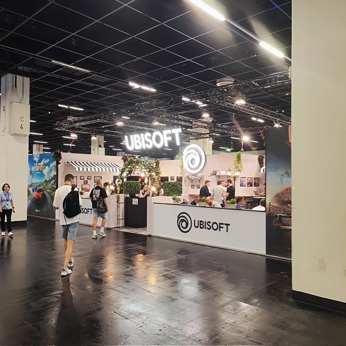 Spiele_Welten's tweet photo. Meine Gamescom Zeit ist für dieses Jahr vorbei. Es waren zwei Weltklasse Tage. Ich habe KEIN einziges neues Spiel angeschaut, geschweige denn angespielt 🤣

Aber: 
Ich hatte tolle Gespräche mit Publishern, geniale Begegnung mit meinen Zuschauern und einen wunderbaren Drehtag heute mit @snakebyteDE ❤️