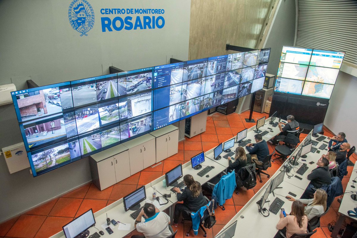 pablojavkin's tweet photo. Remodelamos el antiguo CIOR. Lo transformamos en un Centro de Monitoreo Moderno con más de 30 pantallas que permitirán geolocalizar en tiempo real todo el equipo municipal en calle: taxis, transporte público y recolectores, a través de un desarrollo propio de software libre https://t.co/NngTA7Vnak