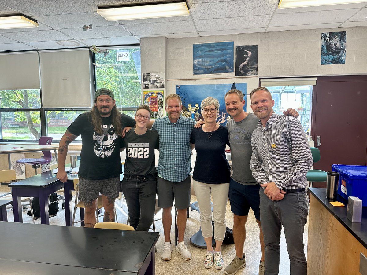 TheStatsMedic's tweet photo. Getting ready for the upcoming year of AP Stats with teachers from Ann Arbor Public Schools (GO BLUE). Bonus points if you can name the two bands. #EFFL #apstats #iteachstats https://t.co/8xRrYdZPxF