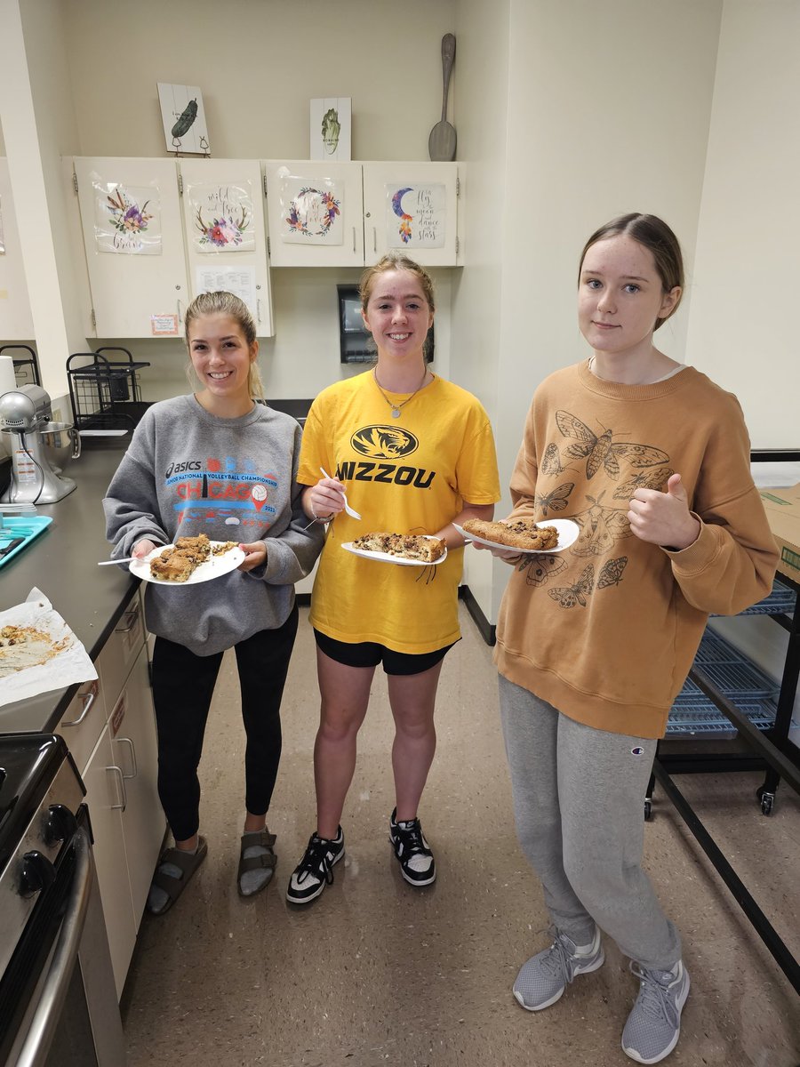 LHS210Mimnaugh's tweet photo. Advanced Baking started off the school year great with their mise en place project by making chocolate chip coffee cake!! Yum!! #AdvancedBaking #WeAreLemont https://t.co/r0Z7YBY5f2