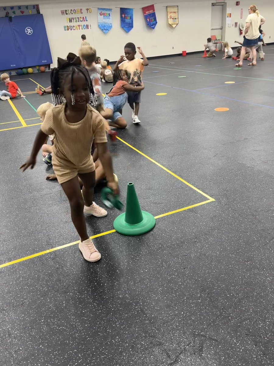 RaciTraci67's tweet photo. Kindergarten #CESTigerCubs are working on their tossing skills in PE this week @cburgelem. @TCBOE @kellie_tinnell https://t.co/B82CTIJuT7