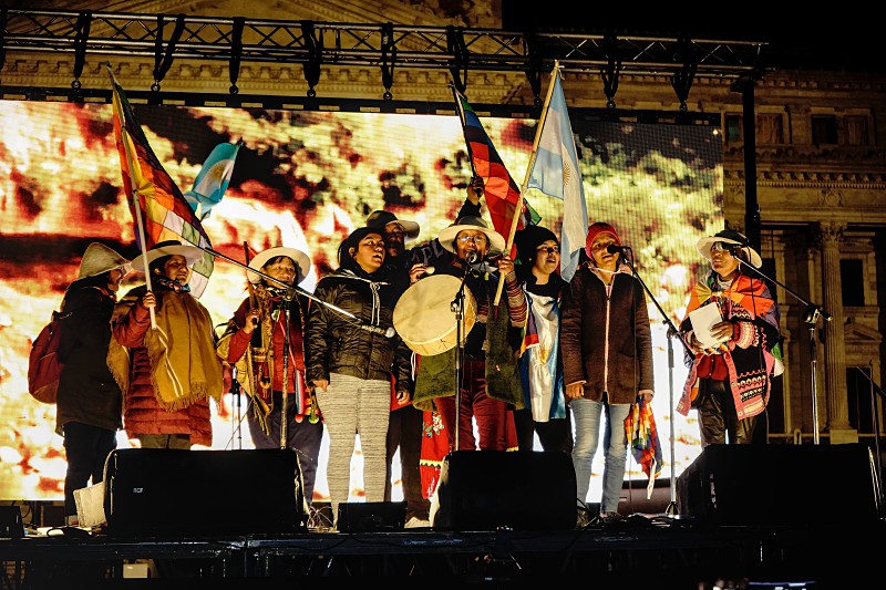 El Tercer Malón de la Paz movilizó al Congreso a 211 años del Éxodo Jujeño

A poco de cumplir dos meses de su permanencia pacífica frente a la Suprema Corte de Justicia, movilizaron y realizaron un acto y festival frente al Congreso. anred.org/2023/08/24/el-… Por Lisandro Amado