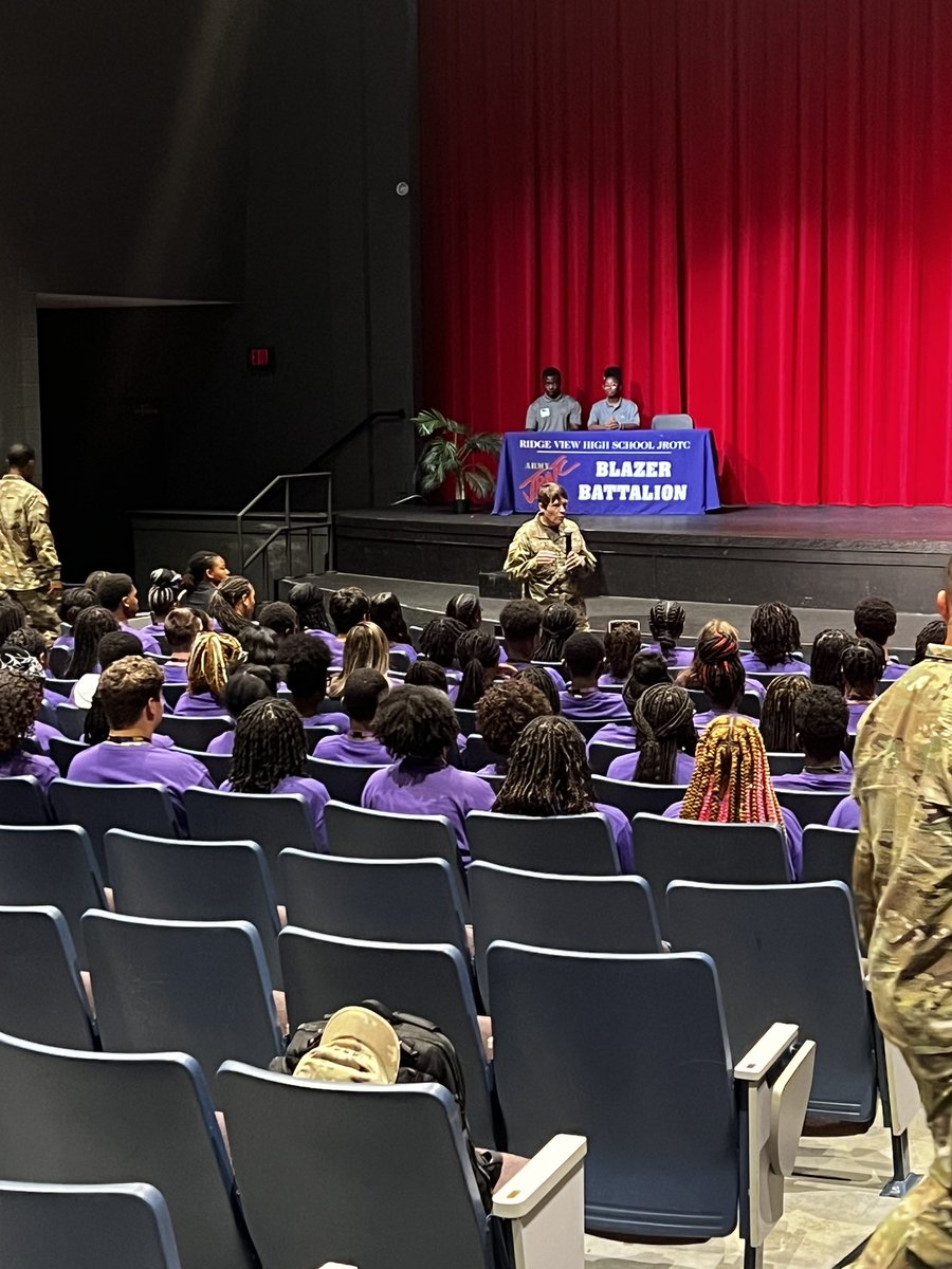 CurtisBates06's tweet photo. We are honored to have LTG 3 ⭐️ Maria R. Gervais, Deputy Commanding General visiting @rvhs today! @TradocDCG, thank you for speaking to our staff and JROTC!! @RichlandTwo  @MooreKimD @DrBrendaMack @rvhs_JROTC https://t.co/iVL7eZKejD