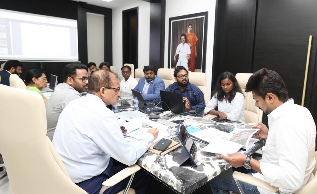 Udhaystalin's tweet photo. தமிழ்நாடு இளைஞர் நலன் மற்றும் விளையாட்டு மேம்பாட்டுத்துறை சார்பில் சர்வதேச விளையாட்டு நகரம் அமைப்பது, தொகுதிக்கு ஒரு மினி ஸ்டேடியம் அமைப்பது என ஏராளமான திட்டங்களை அறிவித்திருந்தோம்.

அந்தத் திட்டங்கள் தொடர்பான திட்ட விளக்க அறிக்கைகளை இன்று ஆய்வு செய்து, அவற்றுக்கு செயல்வடிவம் கொடுப்பதற்கான சாத்தியக்கூறுகள் குறித்து அதிகாரிகள் - அலுவலர்களுடன் இன்று கலந்தாலோசித்தோம்.

தமிழ்நாட்டை விளையாட்டுத்துறையின் முன்னணி மாநிலமாக்கவும், விளையாட்டுத்துறையில் நம் மாநிலத்தவரின் பங்களிப்பை அதிகப்படுத்தும் வகையிலும், தொடர்ந்து உழைப்போம். 
@Atulyamisraias  #MeghanathareddyIAS
