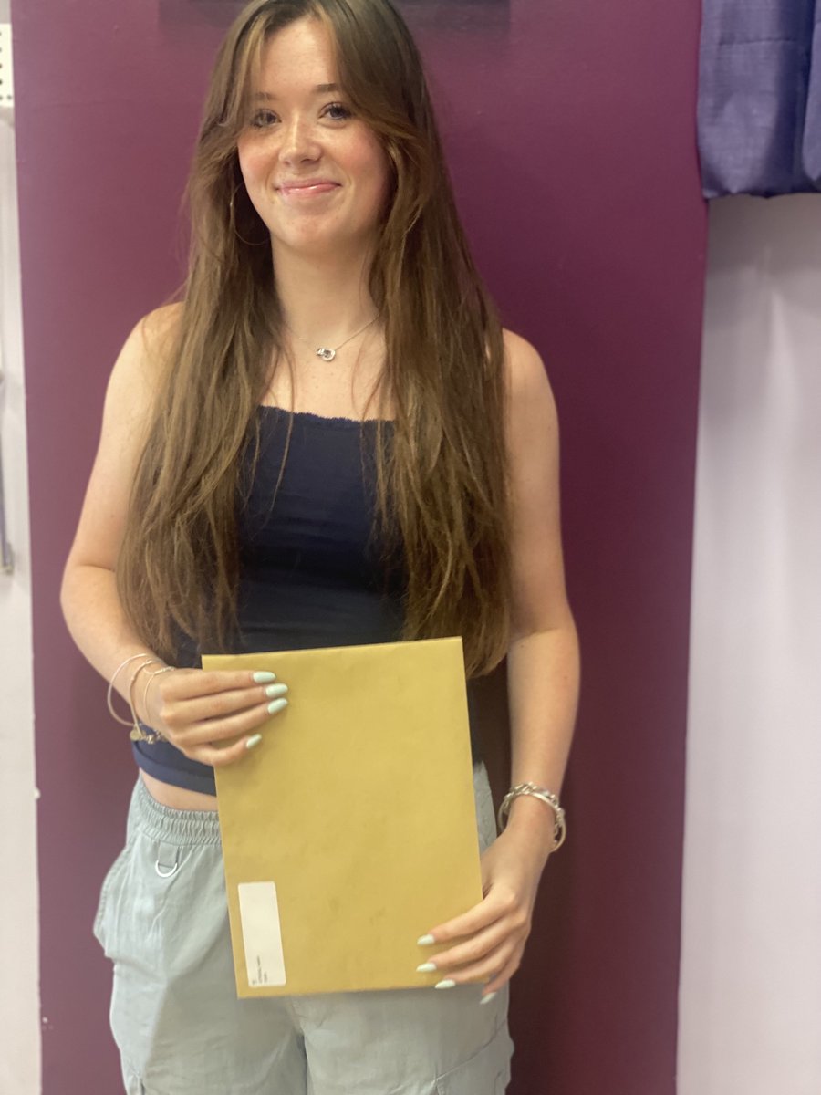 Well done to Isobel who achieved amazing #GCSEresults - 9,9,8,8,8,8,7,7,7,6! She will be joining us @Chiswick6thForm to study Biology, Chemistry & Maths #GCSEResults2023 #AmbitiousAndProud