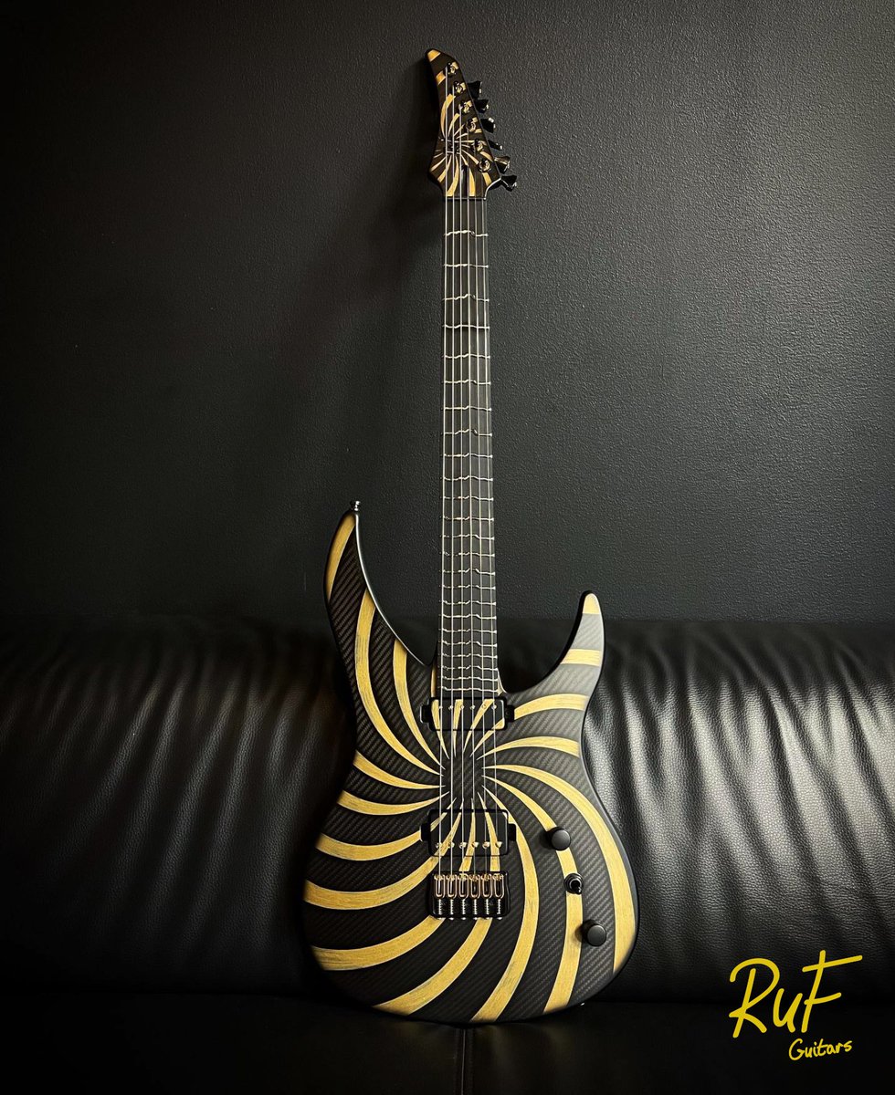 Schrödinger Professor 6 Gold Brushed Sun Stripes to be presented at Guitar Summit! Loaded with Bare Knuckle Pickups The Mule matched set along with True Temperament fretboard and of course - #fullcarbon construction! 🔥🔥🔥

#rufguitars #guitarbuilder #guitarfactory #guitarmaker
