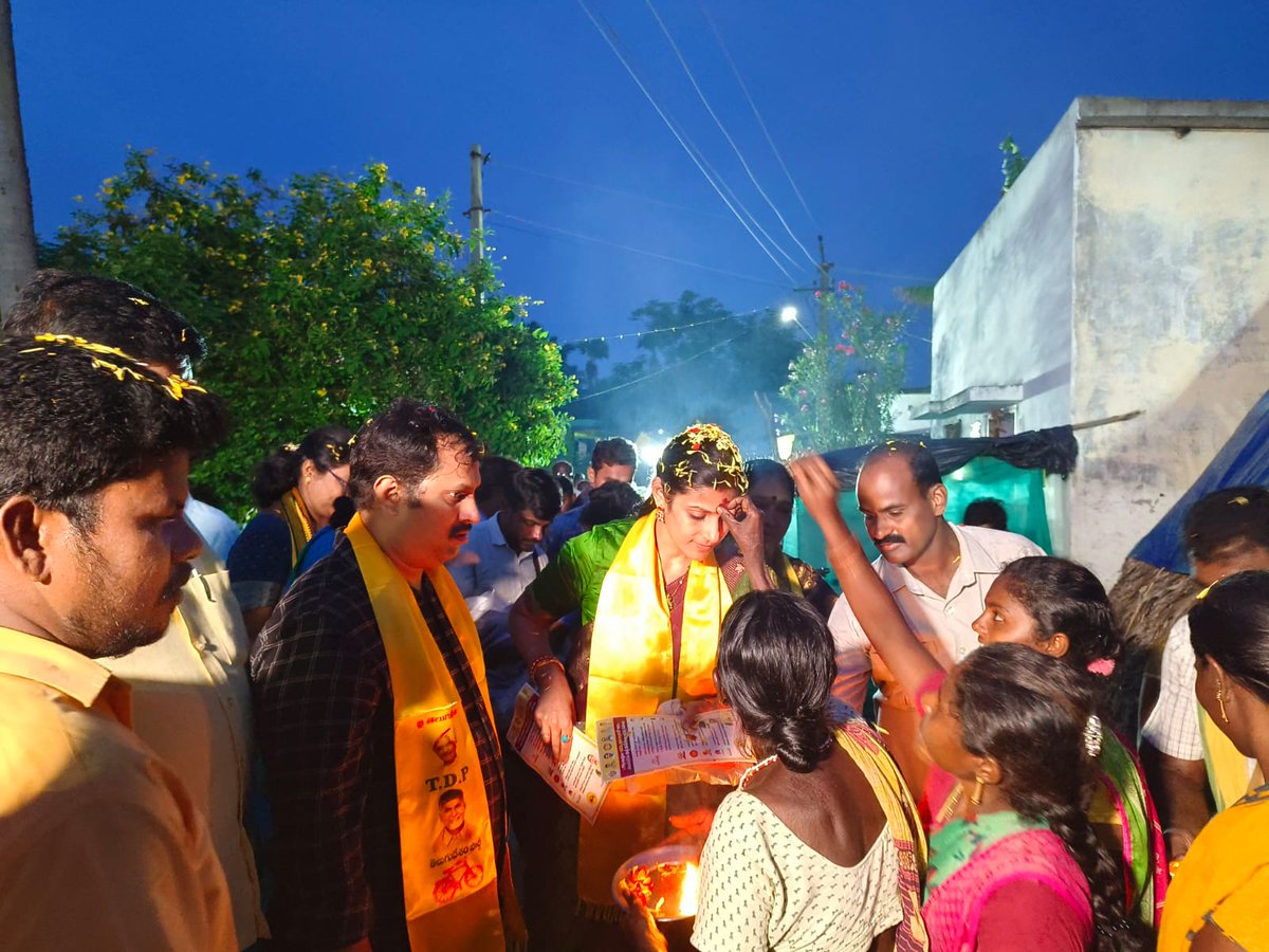 Divya_Yanmala's tweet photo. తుని నియోజకవర్గం తుని టౌన్ లో గల 20 వ వార్డ్ ఉప్పరగూడెం లో మీ ఇంటికి మీ దివ్య కార్యక్రమంలో పాల్గొన్న తుని నియోజకవర్గం టీడీపీ ఇంచార్జ్ యనమల దివ్య గారు సీనియర్ నాయకులు యనమల కృష్ణుడు గారు శివరామకృష్ణన్,శేషగిరిరావు, మోత్కూరి వెంకటేష్,అప్పన రమేష్,మరియు కార్యకర్తలు పాల్గొన్నారు https://t.co/f5v9jVRwNw