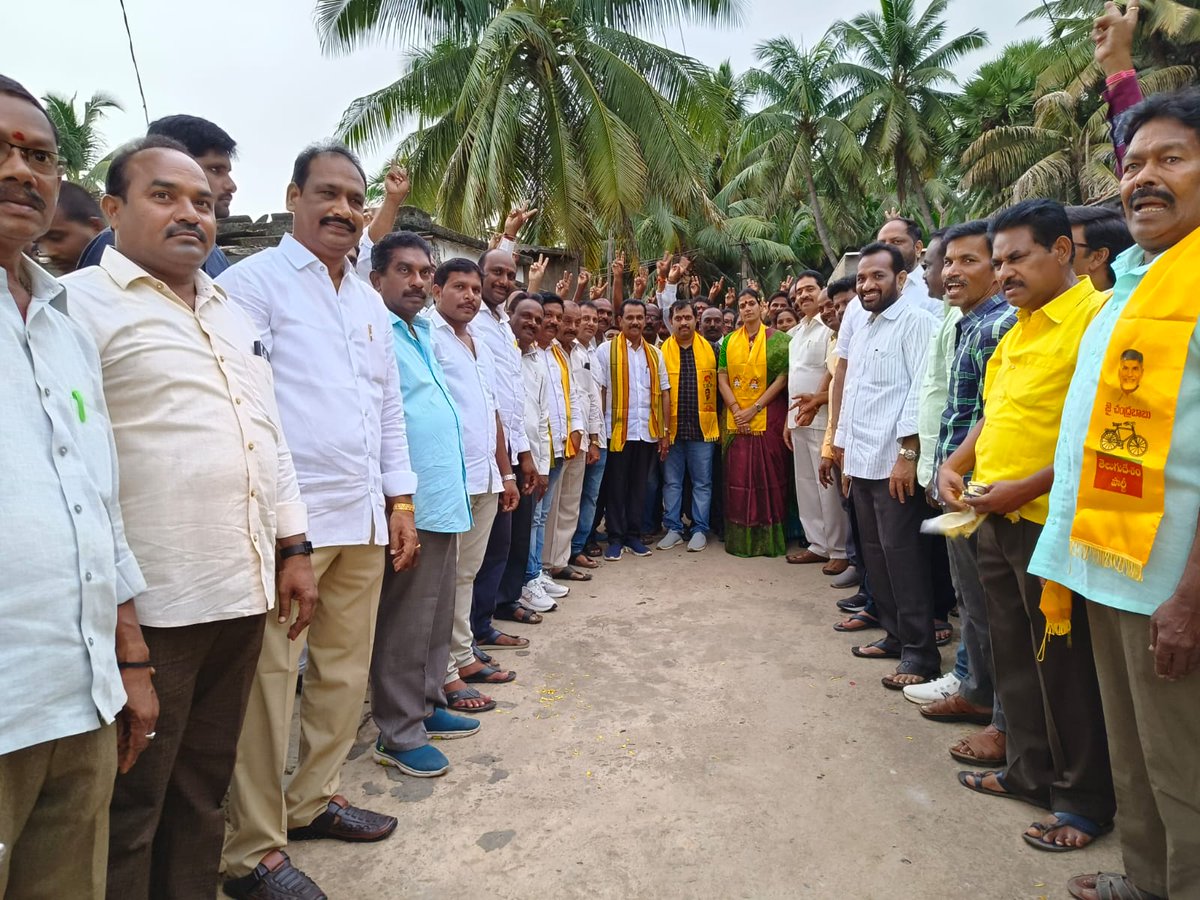 Divya_Yanmala's tweet photo. తుని నియోజకవర్గం తుని టౌన్ లో గల 20 వ వార్డ్ ఉప్పరగూడెం లో మీ ఇంటికి మీ దివ్య కార్యక్రమంలో పాల్గొన్న తుని నియోజకవర్గం టీడీపీ ఇంచార్జ్ యనమల దివ్య గారు సీనియర్ నాయకులు యనమల కృష్ణుడు గారు శివరామకృష్ణన్,శేషగిరిరావు, మోత్కూరి వెంకటేష్,అప్పన రమేష్,మరియు కార్యకర్తలు పాల్గొన్నారు https://t.co/f5v9jVRwNw