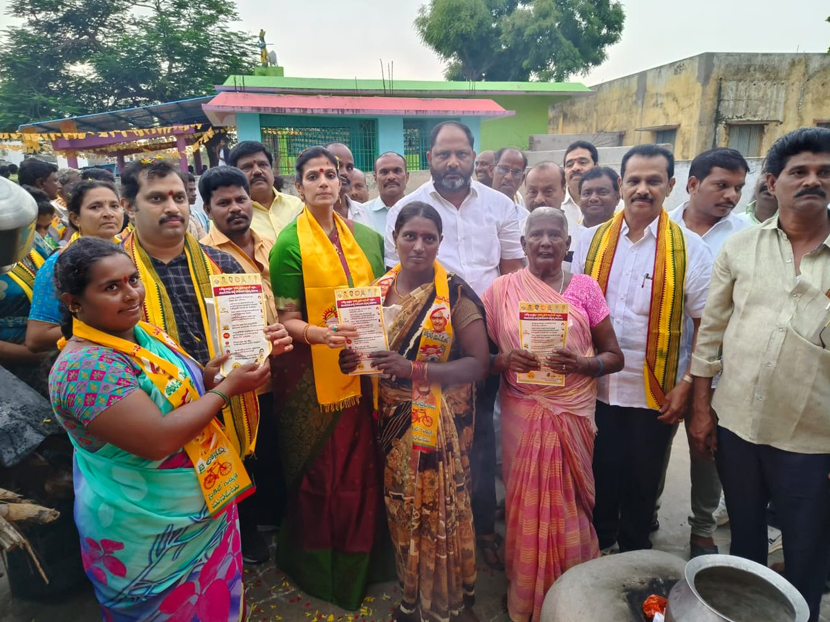 Divya_Yanmala's tweet photo. తుని నియోజకవర్గం తుని టౌన్ లో గల 20 వ వార్డ్ ఉప్పరగూడెం లో మీ ఇంటికి మీ దివ్య కార్యక్రమంలో పాల్గొన్న తుని నియోజకవర్గం టీడీపీ ఇంచార్జ్ యనమల దివ్య గారు సీనియర్ నాయకులు యనమల కృష్ణుడు గారు శివరామకృష్ణన్,శేషగిరిరావు, మోత్కూరి వెంకటేష్,అప్పన రమేష్,మరియు కార్యకర్తలు పాల్గొన్నారు https://t.co/f5v9jVRwNw