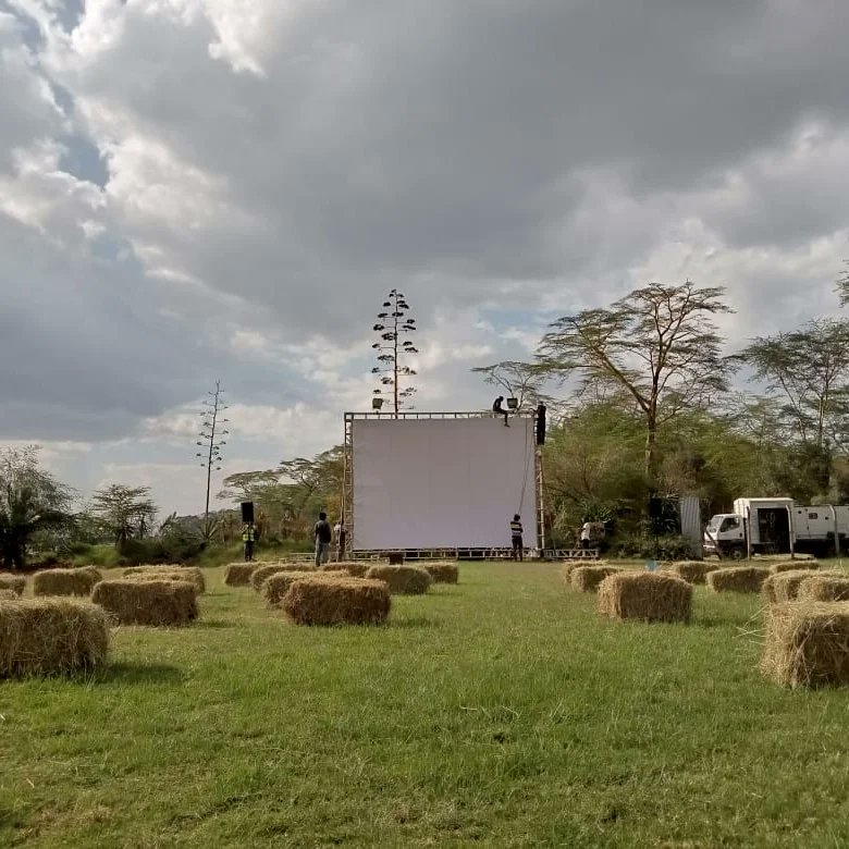 manyattascreens's tweet photo. Our screen is up. Hay bales arranged and soon to be covered with blankets. 

See you soon 😊
#ManyattaScreenings #Elementaita #EastAfricanShorts #BuildingAfricanAudiences https://t.co/RK9PiBcBlq