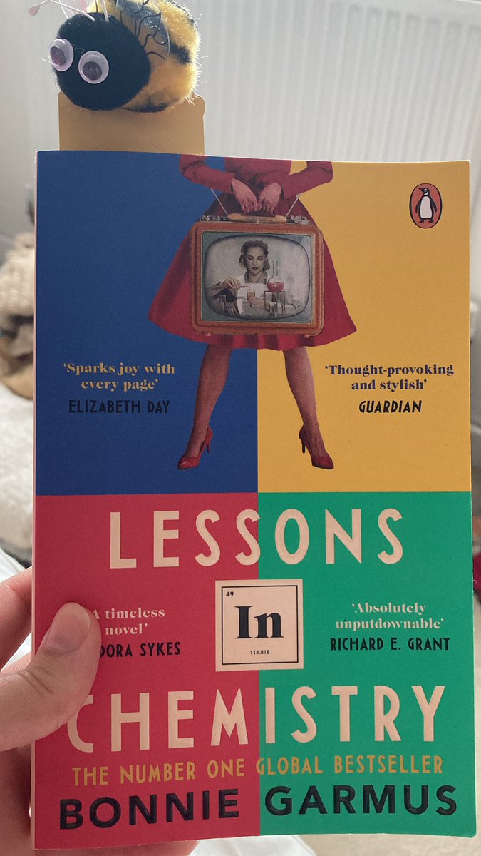 Jennie loves books tweet media