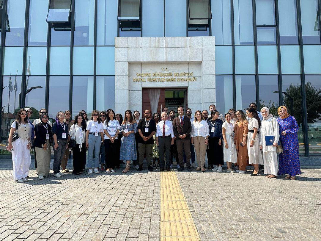 TBB's tweet photo. #Localinternational Eğitim Programı kapsamında Türkiye’de bulunan misafir öğrenciler, eğitimlerinin dördüncü gününde @Sakaryabld @sakaryakultur ‘de el sanatları ve sıfır atıktan üretilen ürünleri uygulamalı olarak inceledi. Sosyal Hizmetler Daire Başkanlığını da ziyaret eden öğrenciler, belediyenin faaliyetleri hakkında bilgiler aldı.
Ziya Taşkent Konser Salonu’nda @Sakaryabld Kent Orkestrası’nın mini konserini dinleyen öğrenciler konserin ardından, Sakarya Kent Ormanı’nda bulunan belediyeye ait Macera Parkı’nda macera parkurlarını deneyimledi.