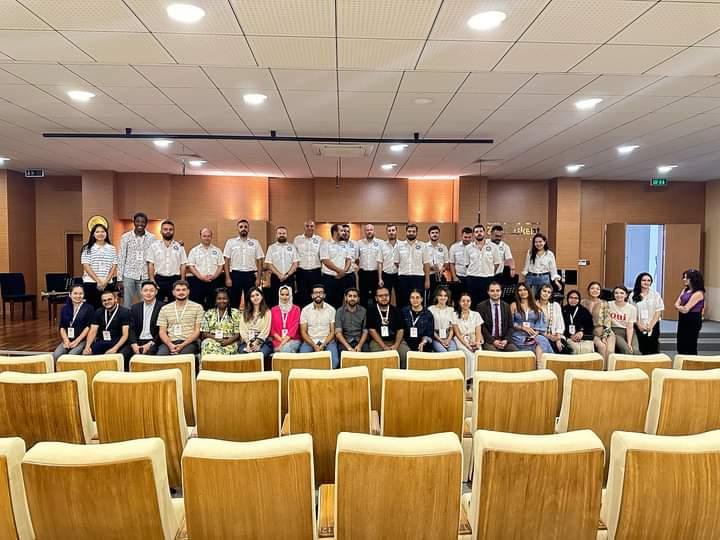 TBB's tweet photo. #Localinternational Eğitim Programı kapsamında Türkiye’de bulunan misafir öğrenciler, eğitimlerinin dördüncü gününde @Sakaryabld @sakaryakultur ‘de el sanatları ve sıfır atıktan üretilen ürünleri uygulamalı olarak inceledi. Sosyal Hizmetler Daire Başkanlığını da ziyaret eden öğrenciler, belediyenin faaliyetleri hakkında bilgiler aldı.
Ziya Taşkent Konser Salonu’nda @Sakaryabld Kent Orkestrası’nın mini konserini dinleyen öğrenciler konserin ardından, Sakarya Kent Ormanı’nda bulunan belediyeye ait Macera Parkı’nda macera parkurlarını deneyimledi.