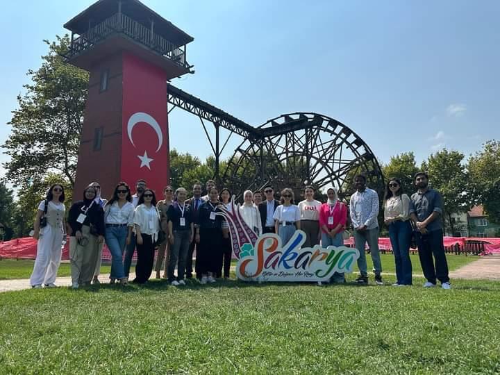 TBB's tweet photo. #Localinternational Eğitim Programı kapsamında Türkiye’de bulunan misafir öğrenciler, eğitimlerinin dördüncü gününde @Sakaryabld @sakaryakultur ‘de el sanatları ve sıfır atıktan üretilen ürünleri uygulamalı olarak inceledi. Sosyal Hizmetler Daire Başkanlığını da ziyaret eden öğrenciler, belediyenin faaliyetleri hakkında bilgiler aldı.
Ziya Taşkent Konser Salonu’nda @Sakaryabld Kent Orkestrası’nın mini konserini dinleyen öğrenciler konserin ardından, Sakarya Kent Ormanı’nda bulunan belediyeye ait Macera Parkı’nda macera parkurlarını deneyimledi.