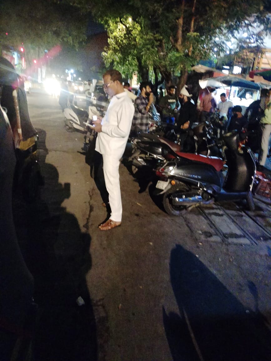 Dear @MumbaiPolice
@MTPHereToHelp
@mybmc
There is a stalls on the footpath in my area, which is causing people to park their vehicles on the road. This is a violation of traffic and BMC rules. Please take action.
4W39+3Q5, Vikhroli Depot, Vikhroli West, Mumbai, Maharashtra 400079