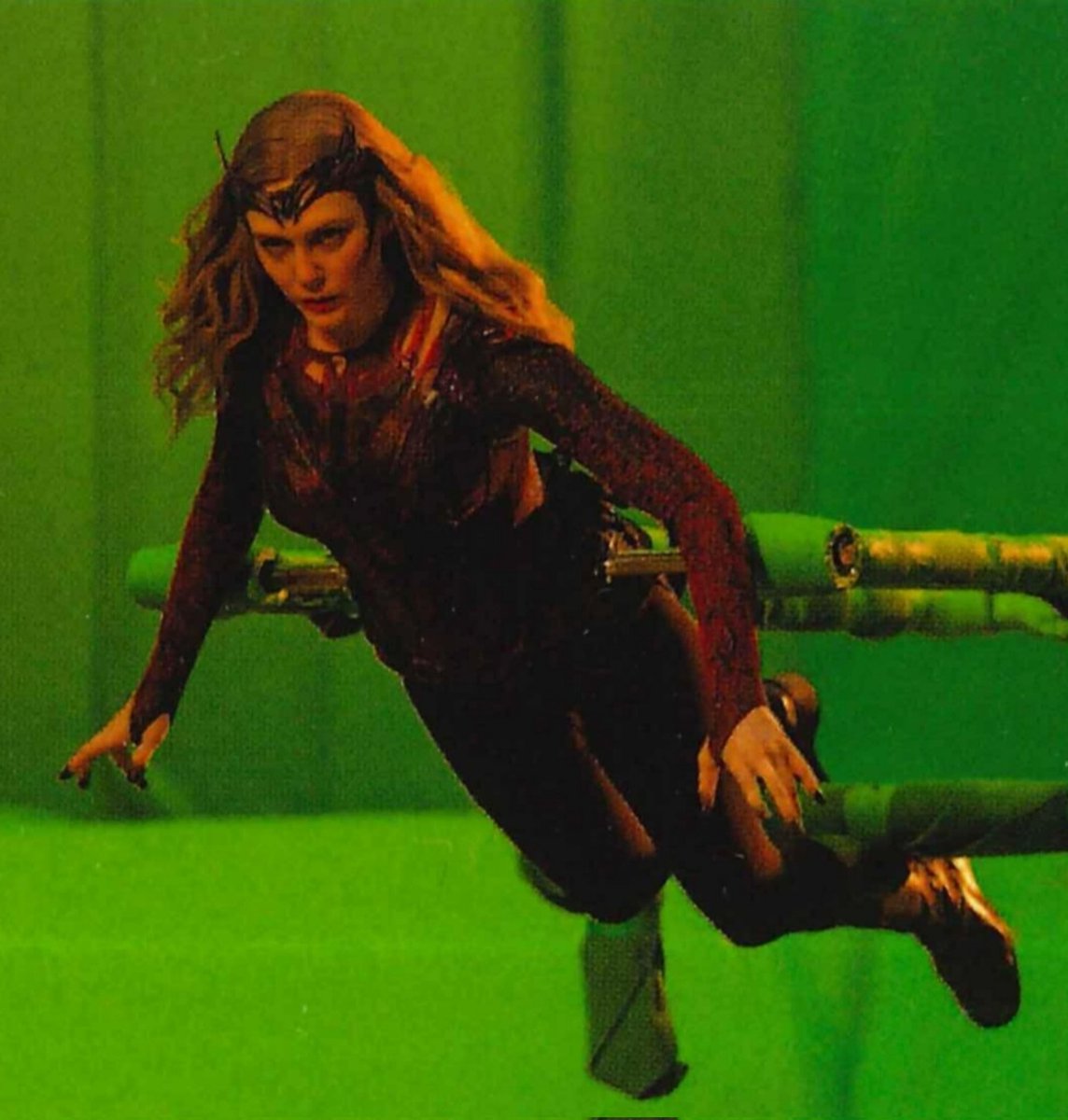 Behind-the-scenes picture of Elizabeth Olsen as the Scarlet Witch (with slightly better quality) #MultiverseOfMadness