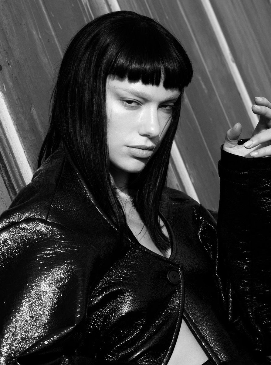 Wow Dua Lipa en Vogue Francia 🖤 Luce increíble con las cejas decoloradas y que bello estilismo ¿Opiniones?