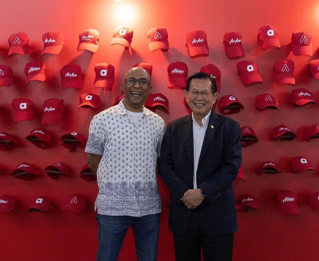 airasia's tweet photo. Spotted! 👀
Our Group CEO of #AirAsia Aviation Limited Bo Lingam, and Sarawak's Minister of Transport, YB Dato Sri Lee Kim Shin sharing a laugh! 🥰
Together with #AsiaDigitalEngineering (#ADE), we welcomed them to our headquarters in RedQ and RedChain to discuss issues related to the airline industry and aviation-related sectors. ✈️
#FlyAirAsia #FlyTheWorldChampion