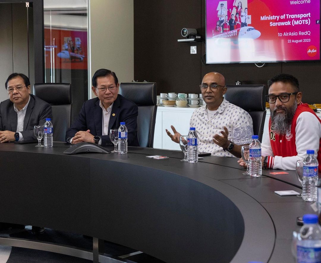 airasia's tweet photo. Spotted! 👀
Our Group CEO of #AirAsia Aviation Limited Bo Lingam, and Sarawak's Minister of Transport, YB Dato Sri Lee Kim Shin sharing a laugh! 🥰
Together with #AsiaDigitalEngineering (#ADE), we welcomed them to our headquarters in RedQ and RedChain to discuss issues related to the airline industry and aviation-related sectors. ✈️
#FlyAirAsia #FlyTheWorldChampion