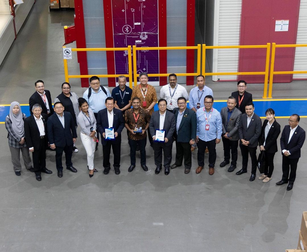 airasia's tweet photo. Spotted! 👀
Our Group CEO of #AirAsia Aviation Limited Bo Lingam, and Sarawak's Minister of Transport, YB Dato Sri Lee Kim Shin sharing a laugh! 🥰
Together with #AsiaDigitalEngineering (#ADE), we welcomed them to our headquarters in RedQ and RedChain to discuss issues related to the airline industry and aviation-related sectors. ✈️
#FlyAirAsia #FlyTheWorldChampion