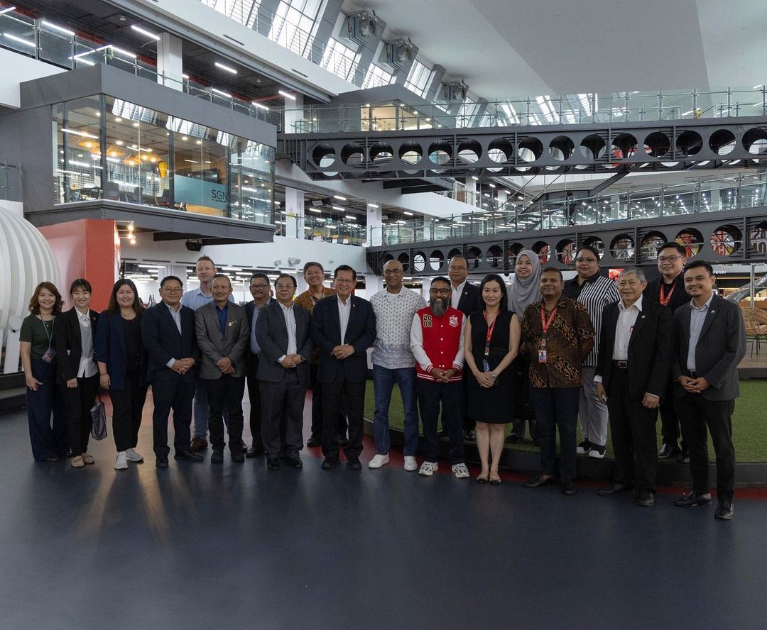 airasia's tweet photo. Spotted! 👀
Our Group CEO of #AirAsia Aviation Limited Bo Lingam, and Sarawak's Minister of Transport, YB Dato Sri Lee Kim Shin sharing a laugh! 🥰
Together with #AsiaDigitalEngineering (#ADE), we welcomed them to our headquarters in RedQ and RedChain to discuss issues related to the airline industry and aviation-related sectors. ✈️
#FlyAirAsia #FlyTheWorldChampion