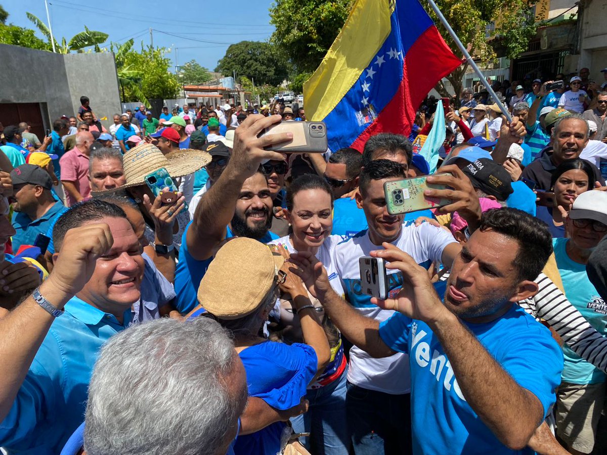 VenteVenezuela's tweet photo. "Son 7 años anhelando estar aquí con ustedes. Algún día les contaré toda la travesía que fue llegar aquí; obstáculo tras obstáculo los derribamos"

🗣️ María Corina (@MariaCorinaYA) en Margarita. #HastaElFinal https://t.co/xmblIjQ4MC