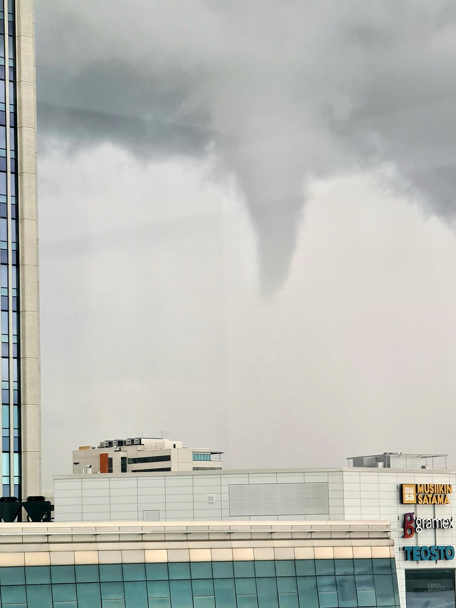 halclive's tweet photo. Anyone else see the funnel cloud/tornado over Espoo? I have to admit, I wasn't quite sure what to do... https://t.co/om5hyjJBS4