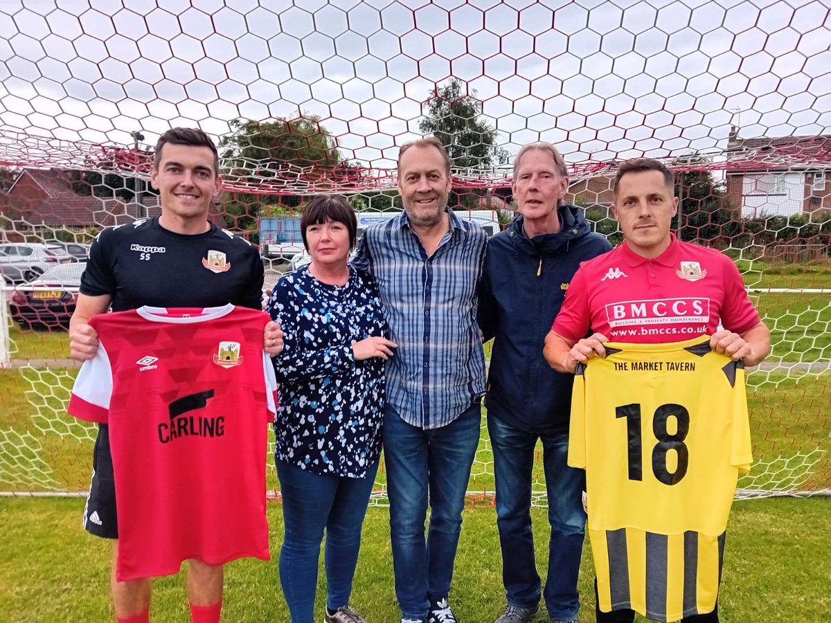 KnaresboroughFC's tweet photo. 🚨NEW KIT ALERT🚨

Last night our reserves played in their brand new kit as sponsored by our friends and supporters at The Market Tavern Knaresborough. 

Huge thank you to Mark and the team at The Market Tavern for arranging and sponsoring the kit. It looks amazing 🔴⚫️ https://t.co/sDp3kKHv8b