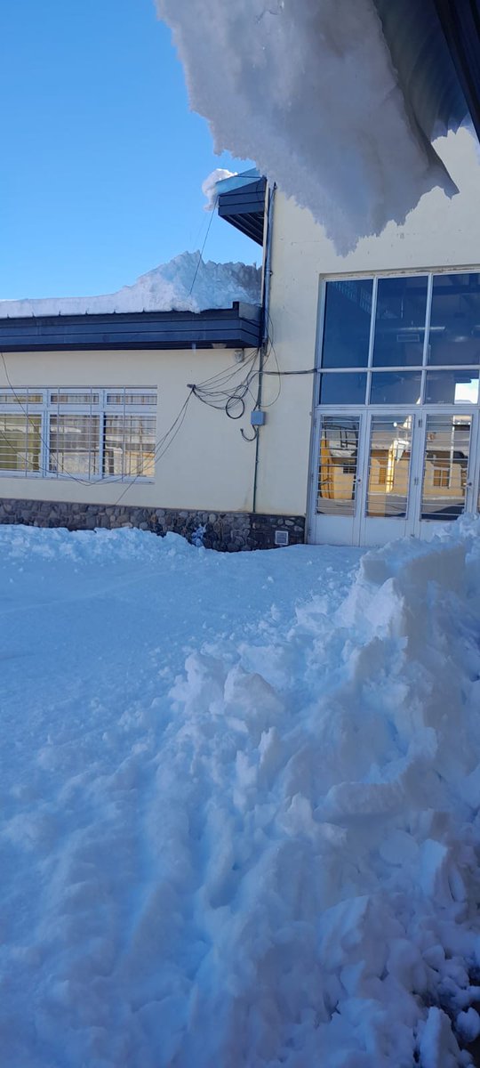 LautaroJimenezB's tweet image. 🌨️@MzaDGE viven detrás de un escritorio. Envió a equipos directivos y celadores de #Malargüe a realizar "tareas de limpieza y el acondicionamiento de los establecimientos escolares, a fin de retomar las actividades en el turno tarde". ¡Imposible! ¡Basta de irresponsabilidad!